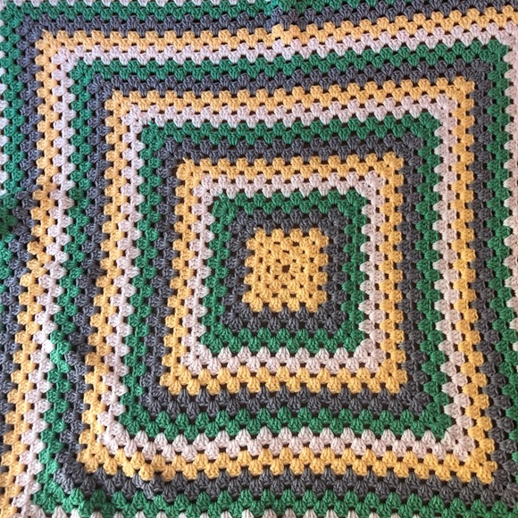 Hand crocheted 🧶 large baby blanket 💛 - Picture 2 of 4